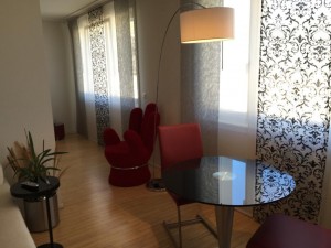 Wohnzimmer mit Glastisch
